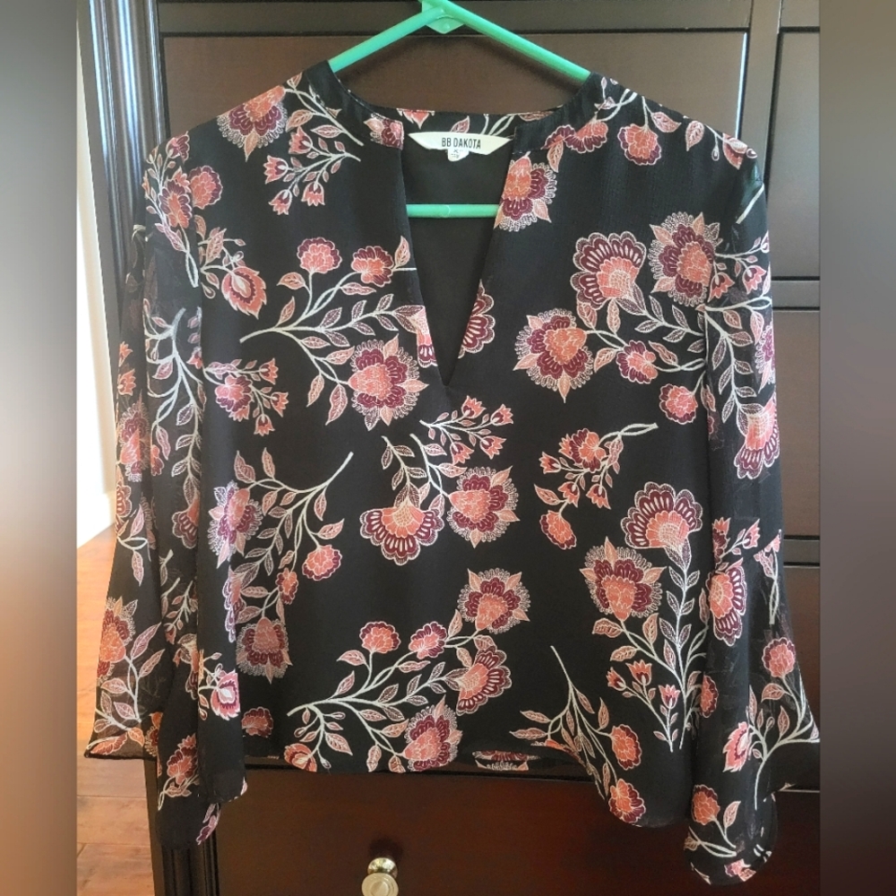 BB Dakota cropped blouse with butterfly sleeves
